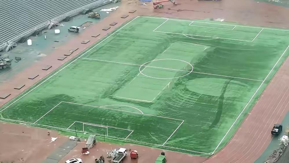 鲁超济南比赛场地-历城区体育中心因为简陋引起了热议，反映了球迷群体已经被驯化了。