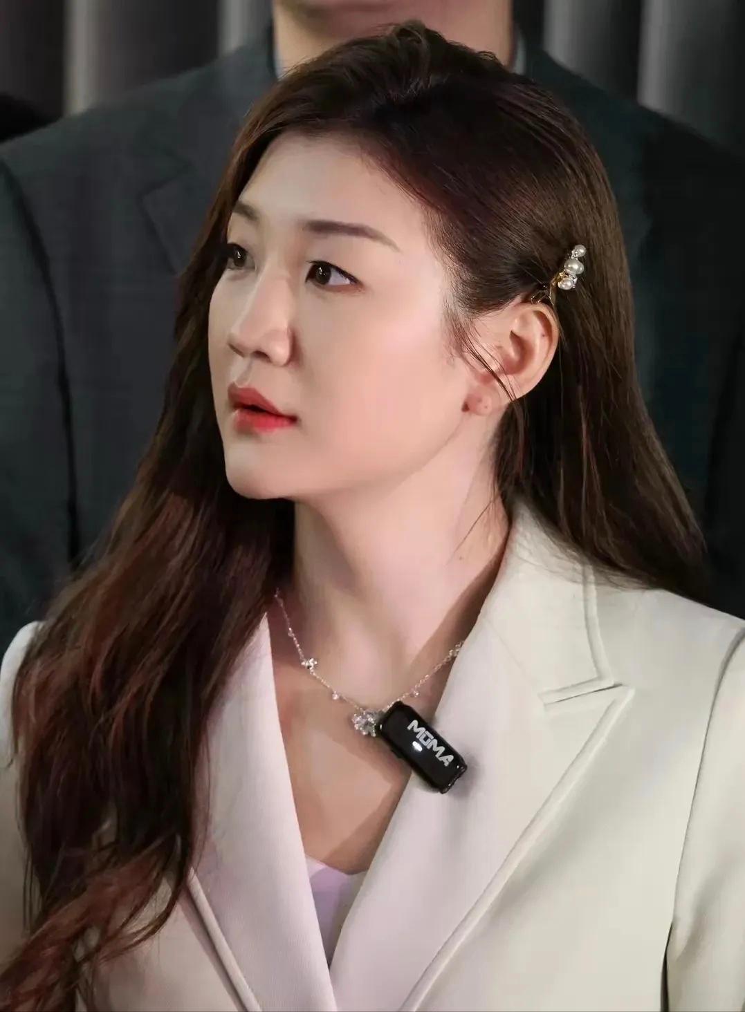 【这颜值好找对象吗？】看她这张脸，娇嫩圆润富有亲和力。满满的胶原蛋白，线条柔和流