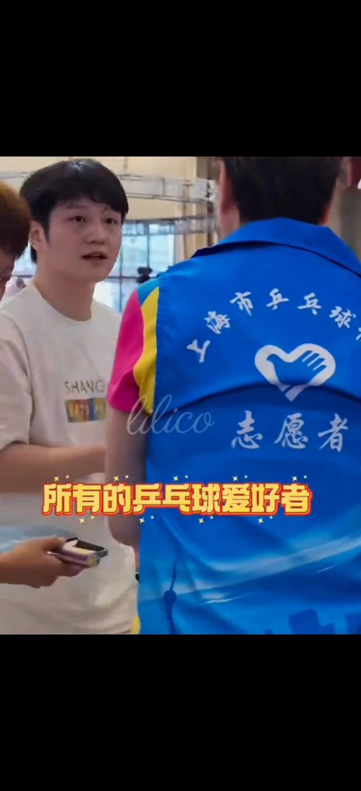 他主动邀请我们今天在现场的所有的乒乓球爱好者共同上台来合影留念。我们一起合个影吧
