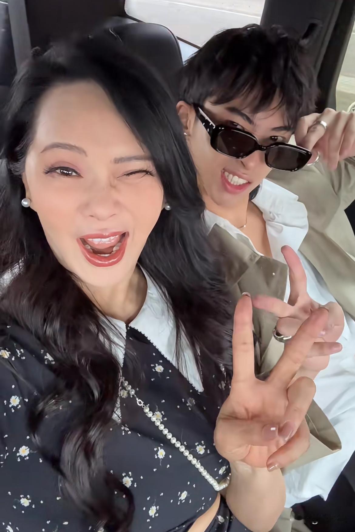 世纪大同框！各自有重组家庭的庾澄庆和伊能静，因为儿子的毕业典礼而再度碰面啦！
分