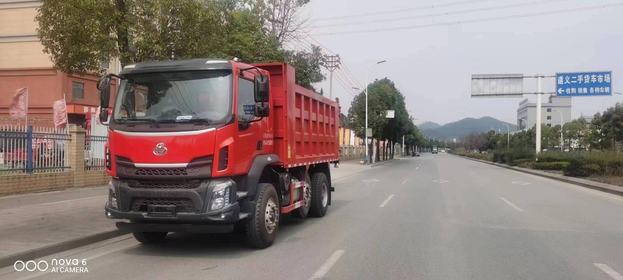 破解工程运输难点，乘龙M3自卸车让城乡基建运输更赚钱 ！这款车采用一次冲压成型的