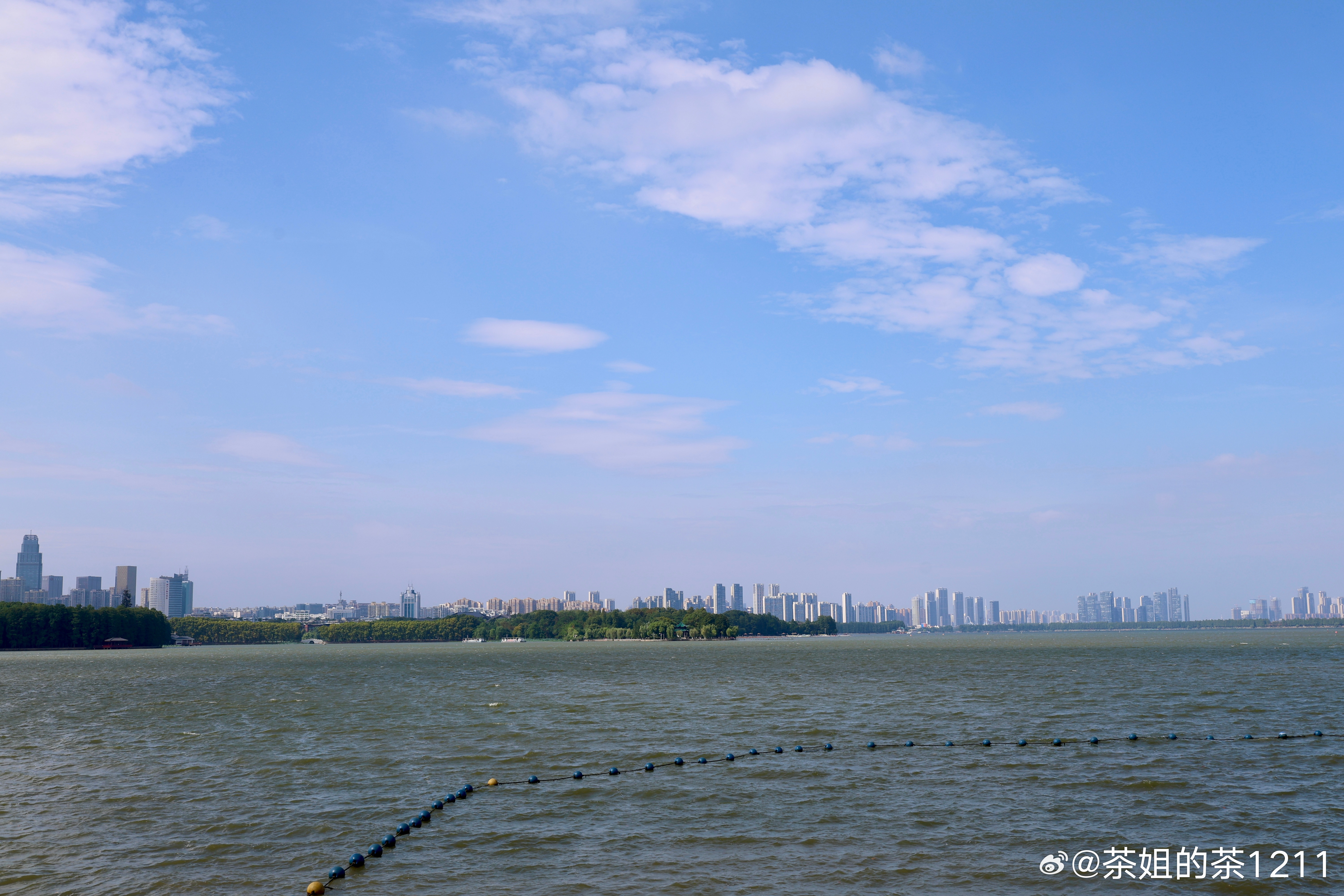 自然界有个规律叫：熵增——所有东西都会越来越乱。低谷就是人生版的熵增：事业垮了、