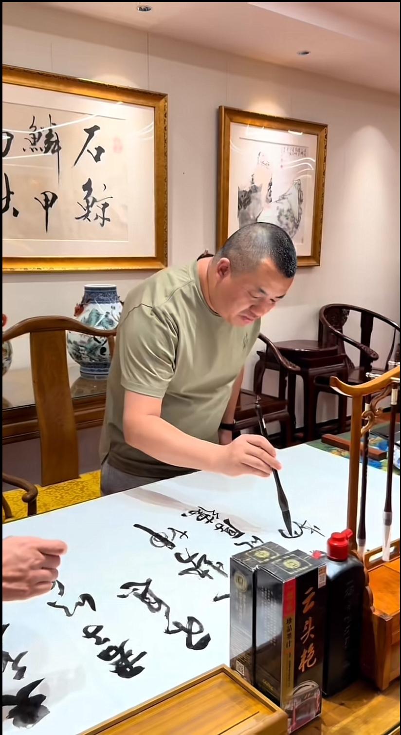 北京坤哥又发财了，书法大卖，求墨宝着络绎不绝。私信的太多，坤哥都回复不过来。今天