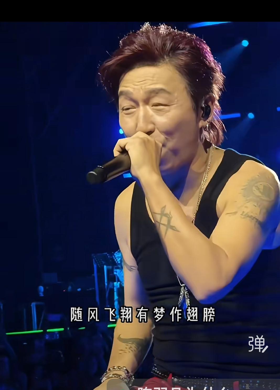 这满脸的皱纹，这手臂上的刺青，这胖了一圈的身形，都让人感觉油腻。
近期，陈羽凡在