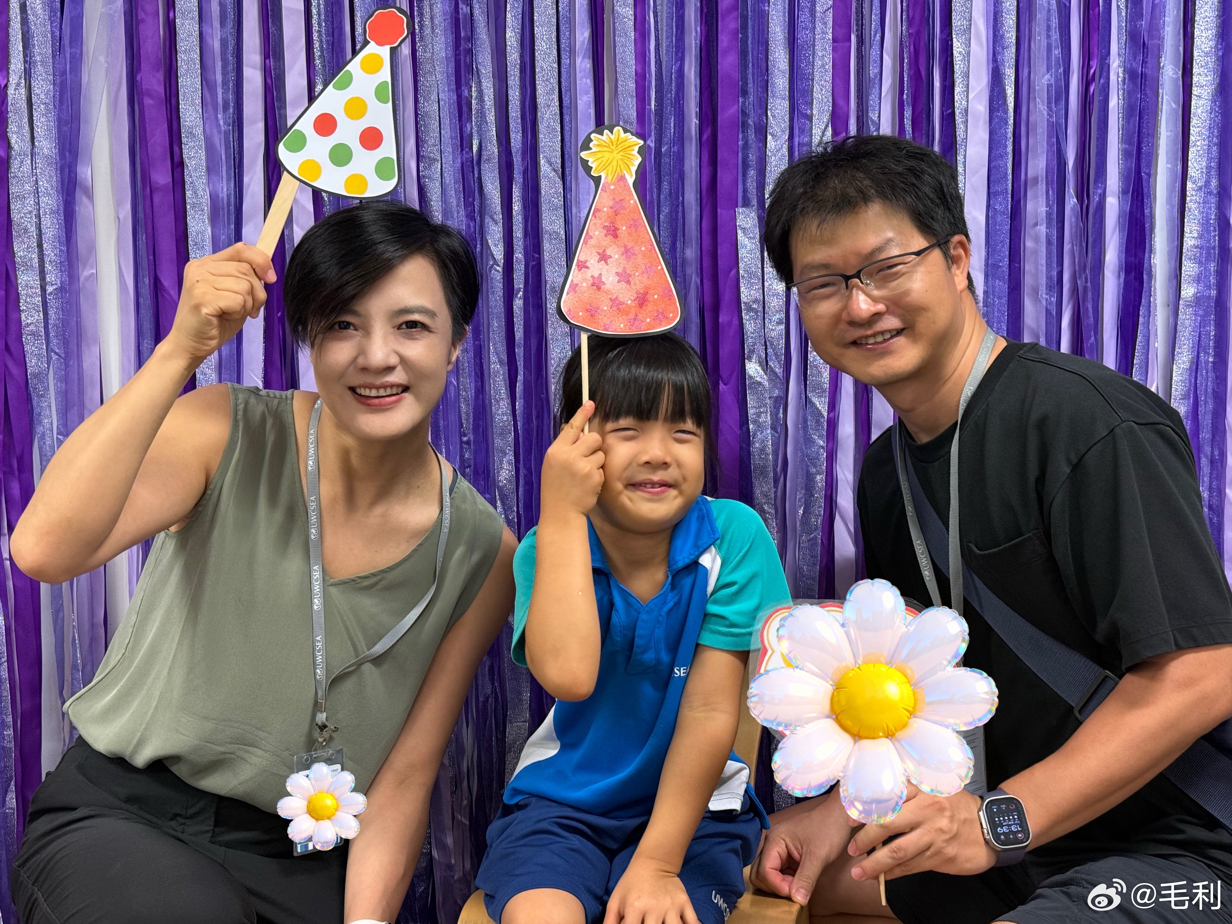 妹教了我摆pose的方法小陈看到照片后说：以后我不能笑，笑了显得脸大那是笑的问题