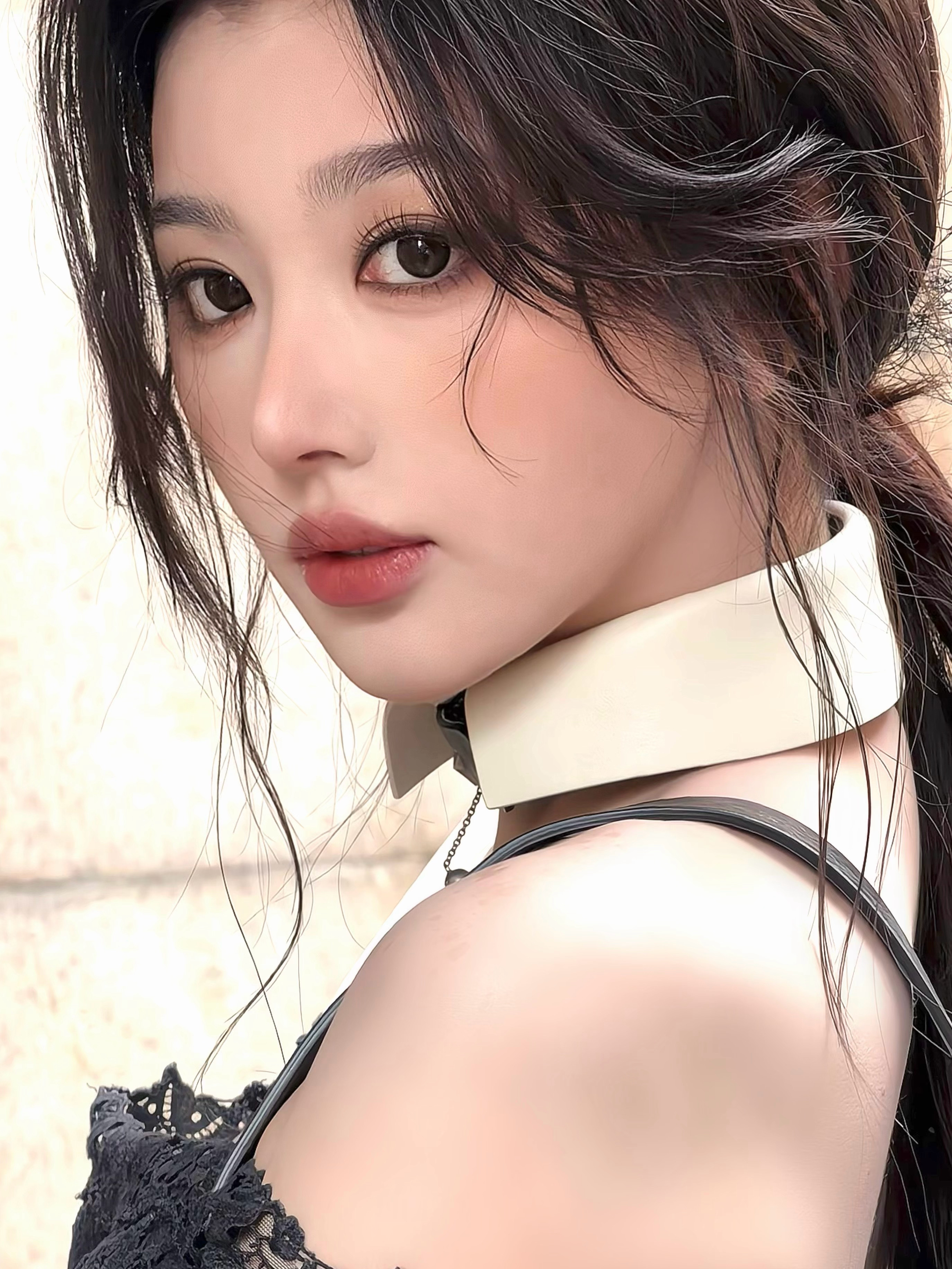 孔雪儿完全高贵黑天鹅 以前觉得她是甜豆，今天这身黑礼服直接切换叙事。举手投足不带