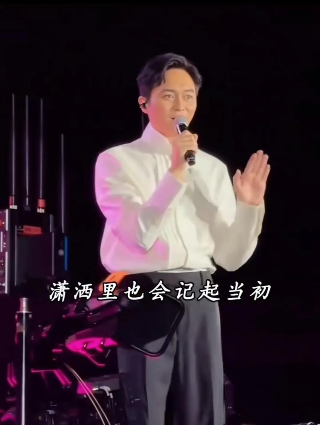 没地方说理去！

为啥他还是这么帅，也不老[捂脸]

小时候看他的电视他长这样