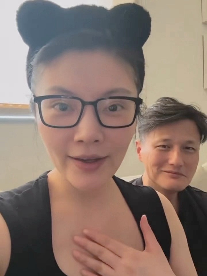 徐冬冬好有嚼劲的口语徐冬冬学英语燃起来了被尹子维的宠溺神态戳到，看着徐冬冬认真练