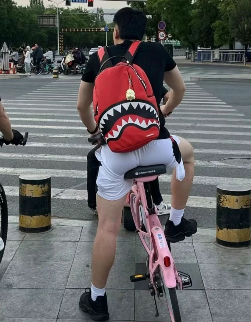偶遇骑粉色自行车的体育生 