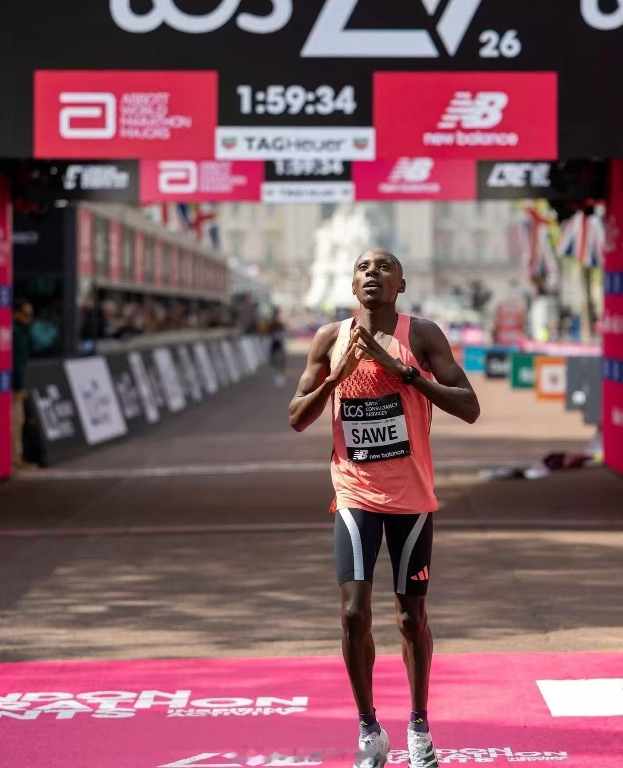 跑马的人都是什么狠人人类马拉松破二萨维的配速员团队轮流上场，为他破风、控速、递水