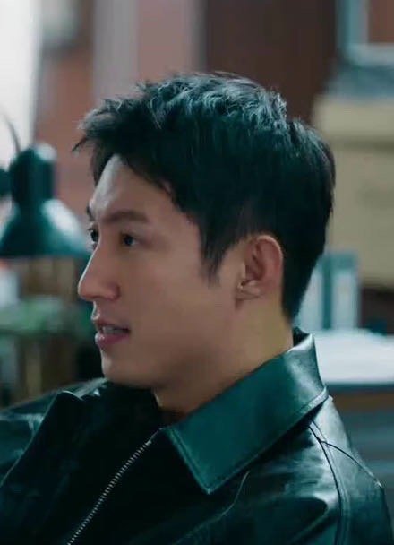 2002年汉洲市监狱秦枫和胡小跃来看望还在服刑的老麦，通话中得知，叶天佑调省里了