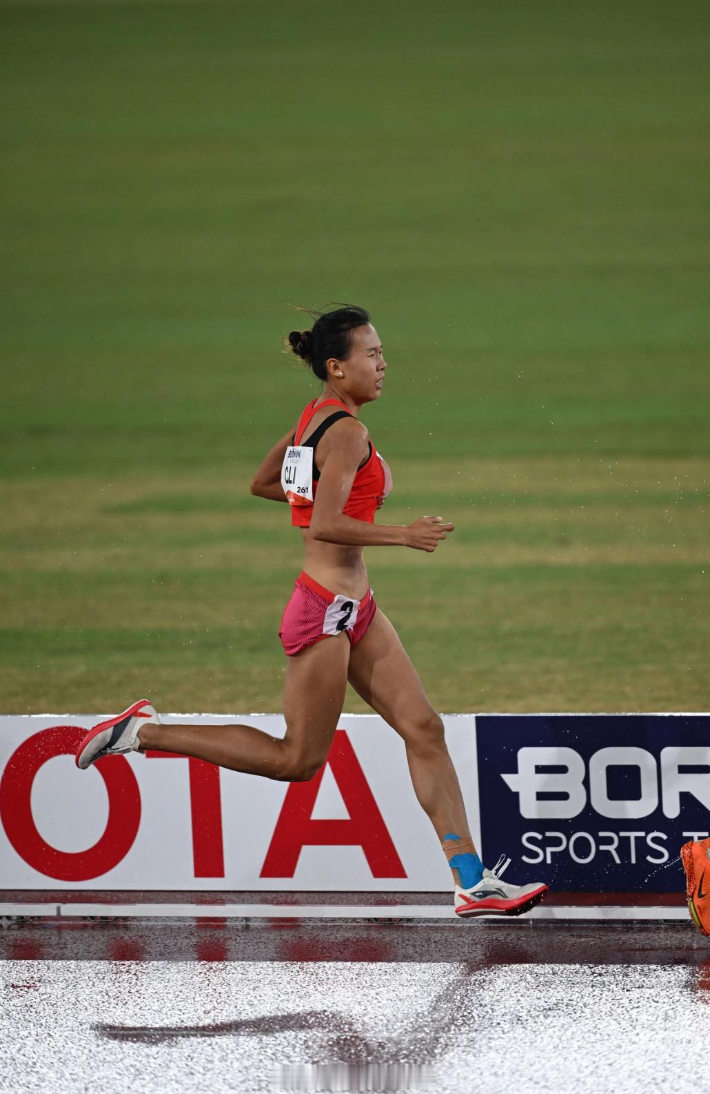 名古屋亚运会 女子1500米决赛，🇨🇳中国选手李春辉跑出4:05:50的PB