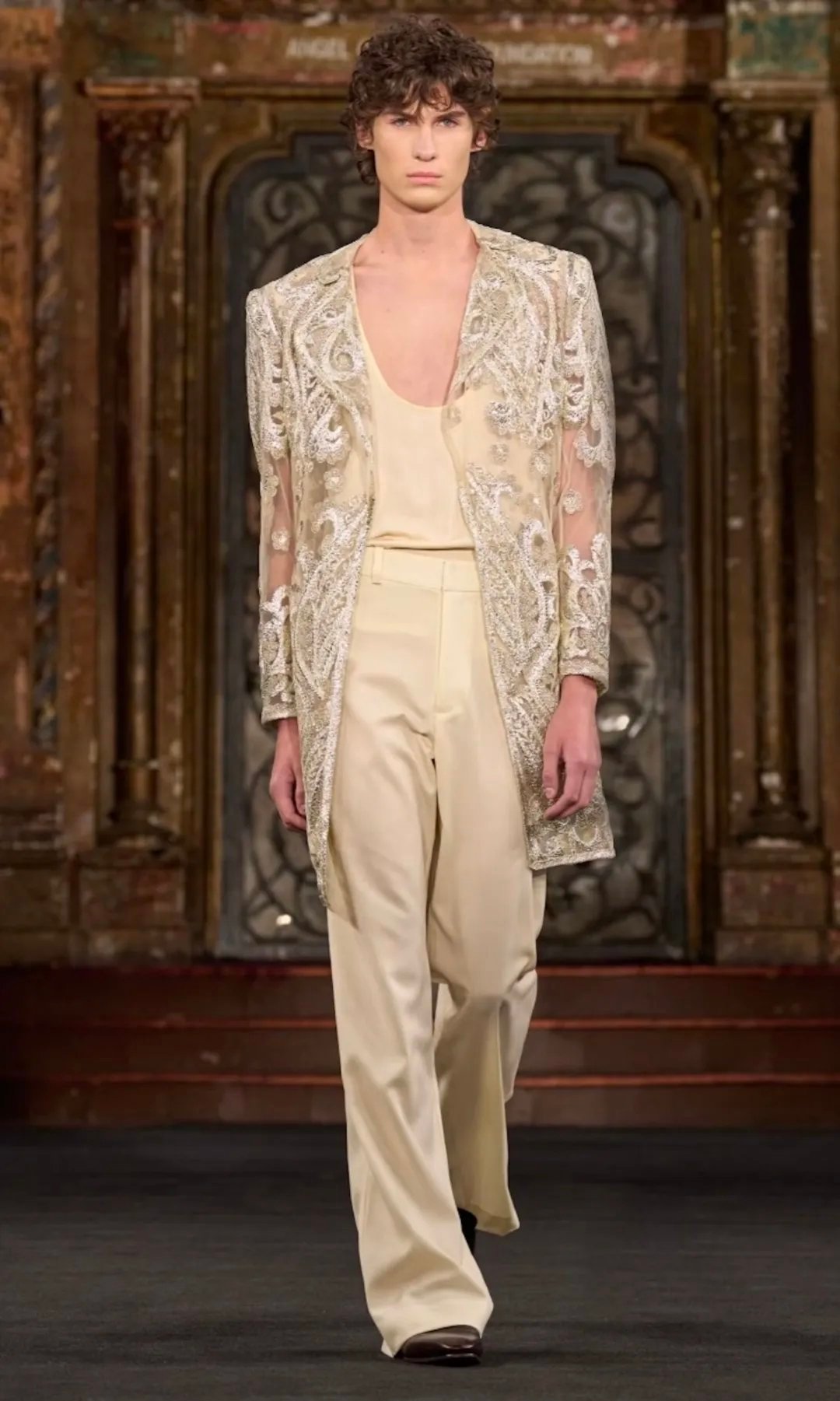 Naeem Khan 2025 春夏系列，男装高定造型用刺绣薄纱外套打破了性别界