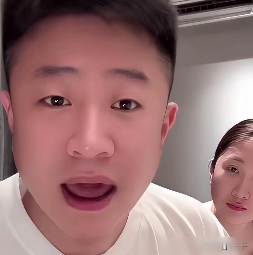 留洋海归和科班高材生，在直播间全成了小丑。
亲妈二婚凑的哥俩，一个砸重金送出国