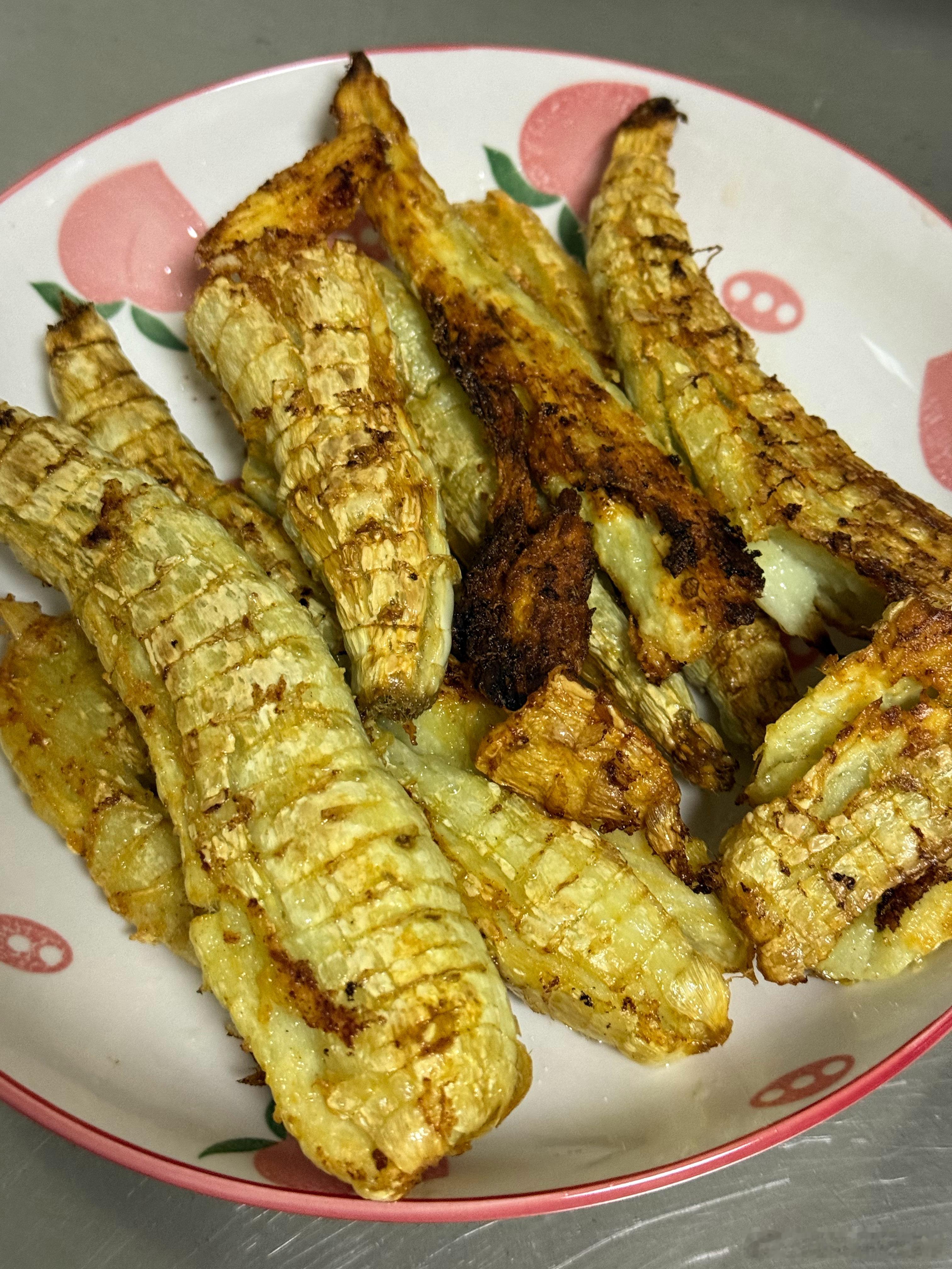 竹笋的外貌、土豆的口感、金针菇一样的塞牙，第一次吃一样东西找不到能匹配的形容词。