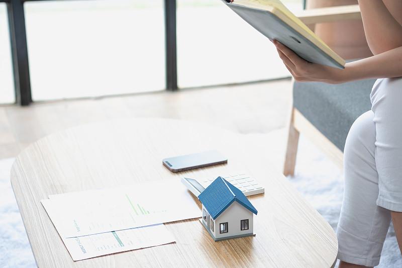 要是突然拥有足够财富，我第一件事肯定先买套完全属于自己的小房子，不用看房东脸色，