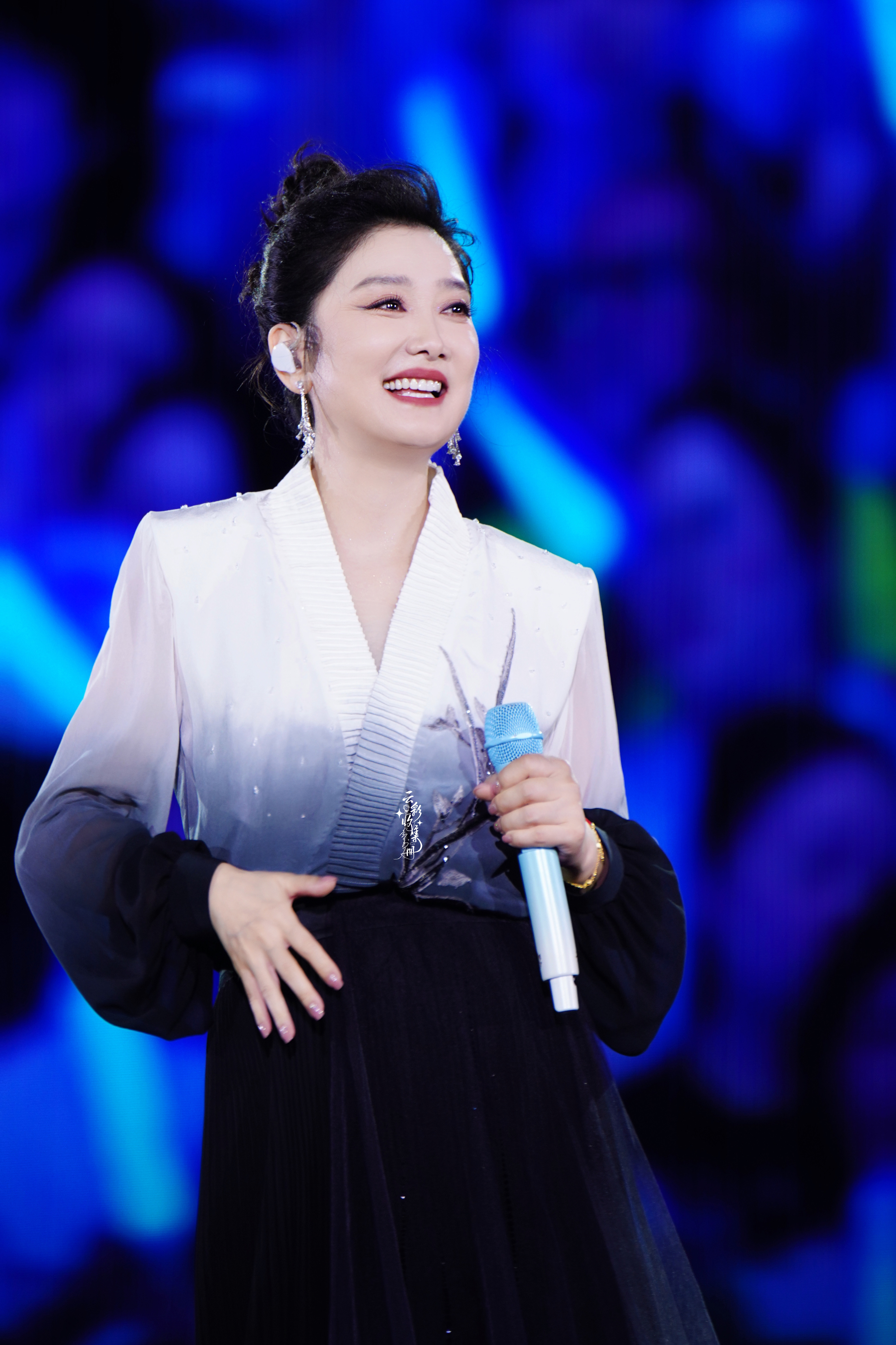 杨魏玲花 凤凰传奇主唱玲花 260808 吉祥如意演唱会成都站此猫依旧明媚凤凰传