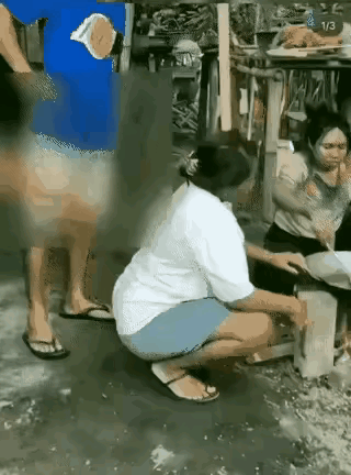 一男子想和另一男子开玩笑，趁蓝衣男子不注意，突然把他的大裤头拽了下来，蓝衣男子马