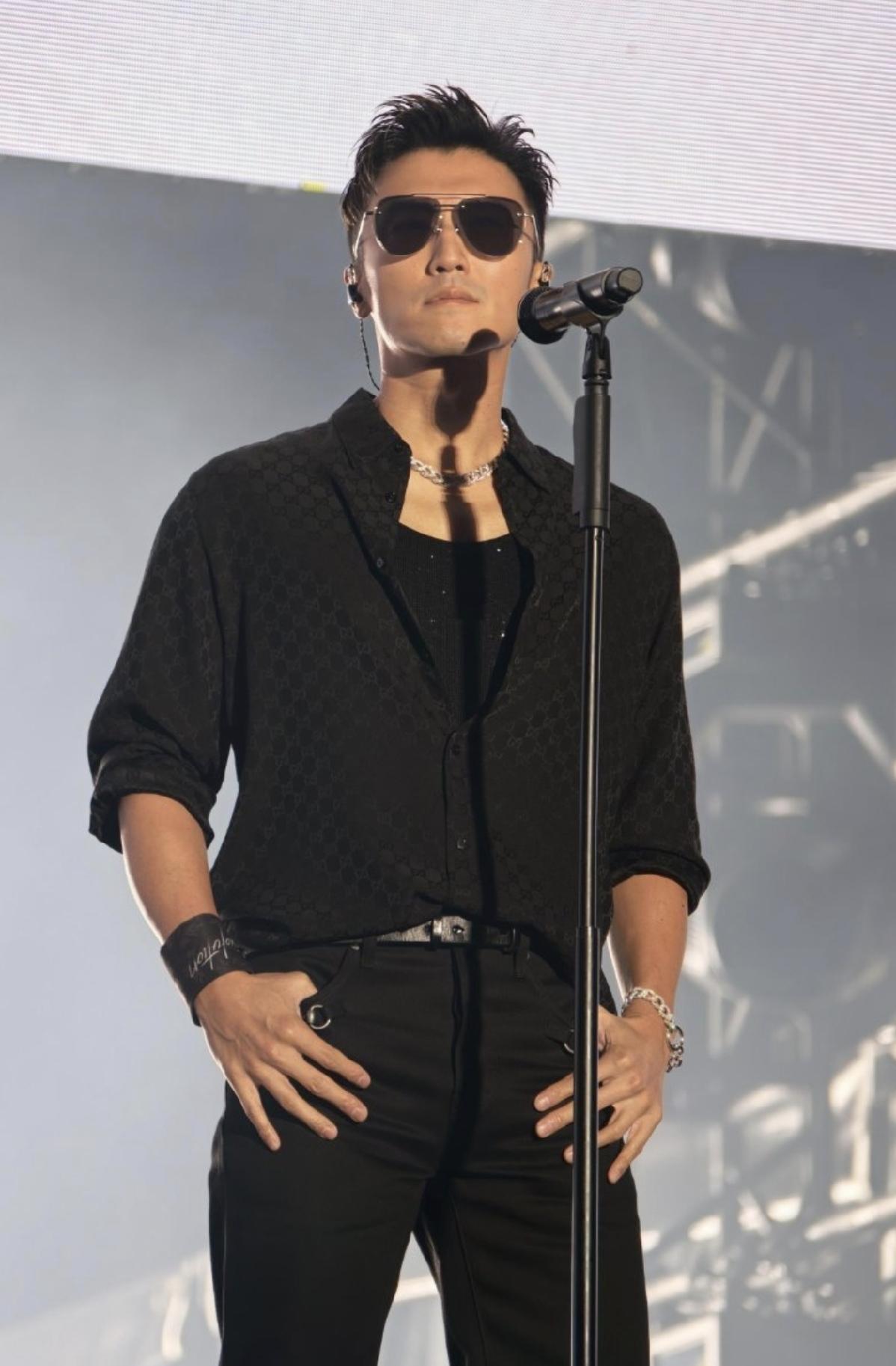 谢霆锋果然还是如期举行演唱会了，
只是这一次他在台上，
好像变得不一样了，不只是