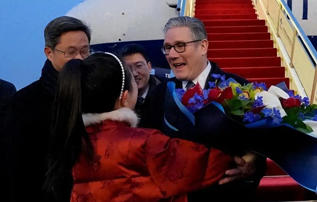 斯塔默的中国行步步稳健。北京开启对话，上海觥筹晚宴，说出的“机遇已经涌现”不只是