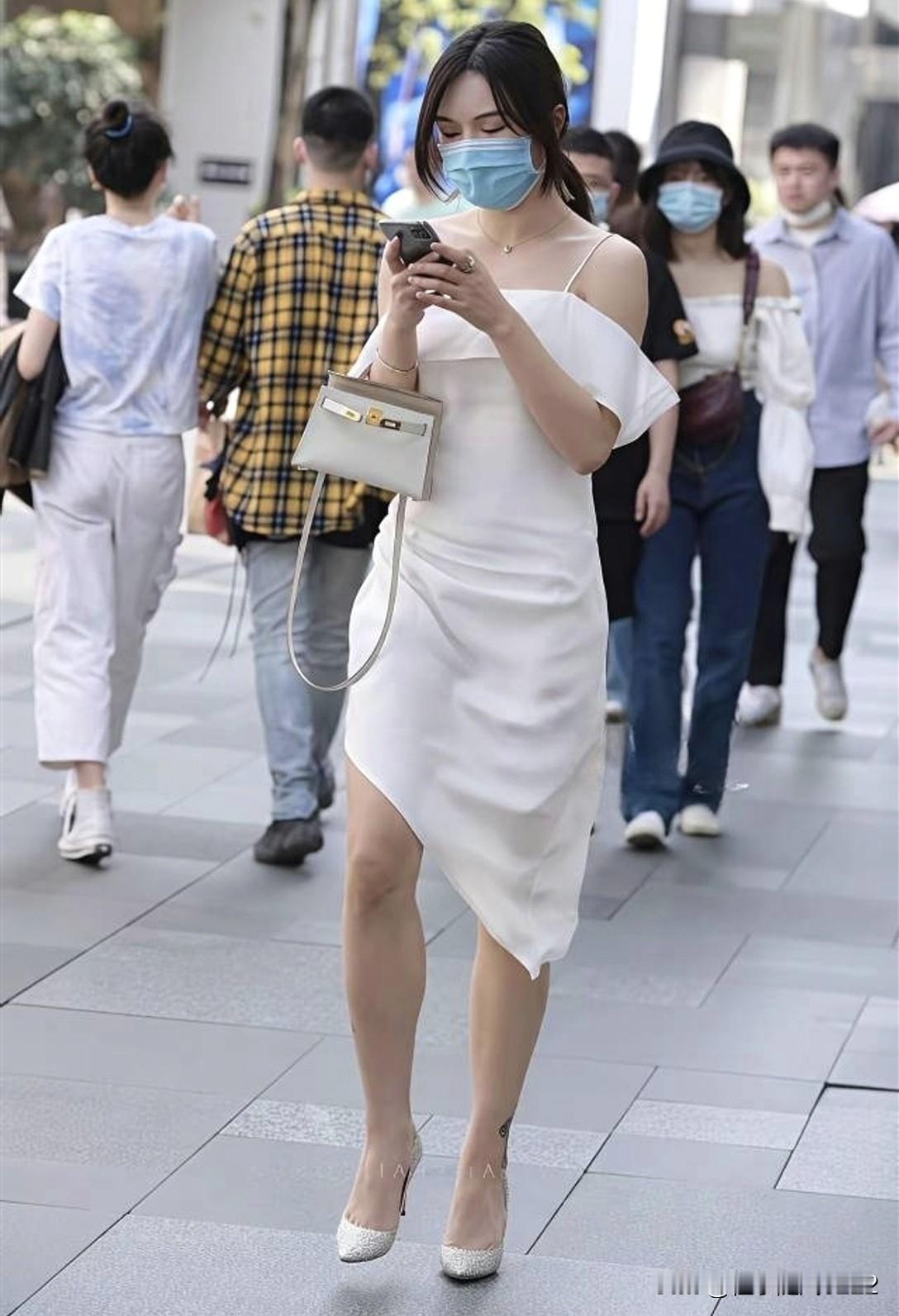 都市时尚穿搭指南：白色连衣裙搭配高跟鞋，尽显优雅气质