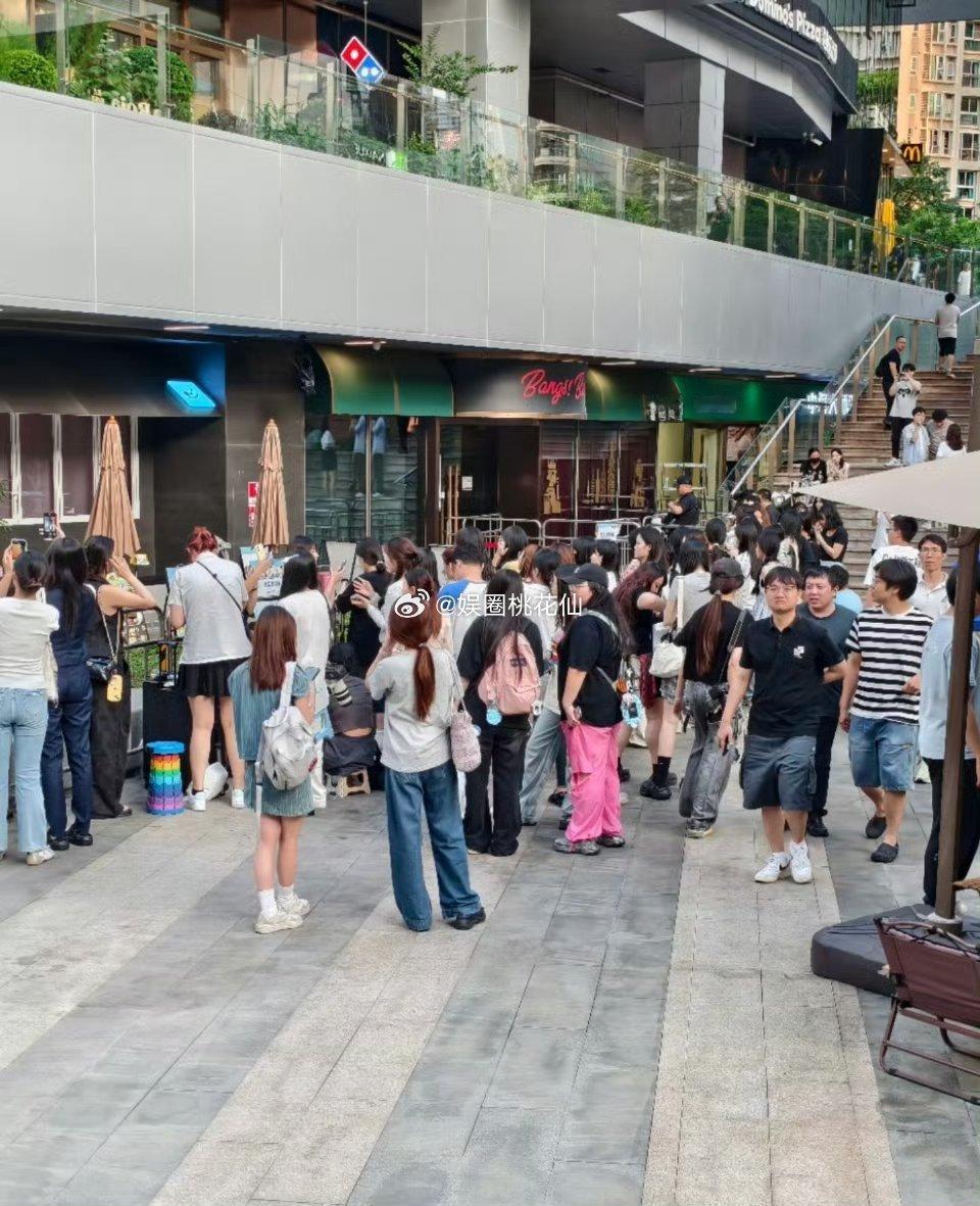 微笑一号店线下人气 不得不说，《微笑一号店》的线下热度超乎想象！顾客们冲着节目来