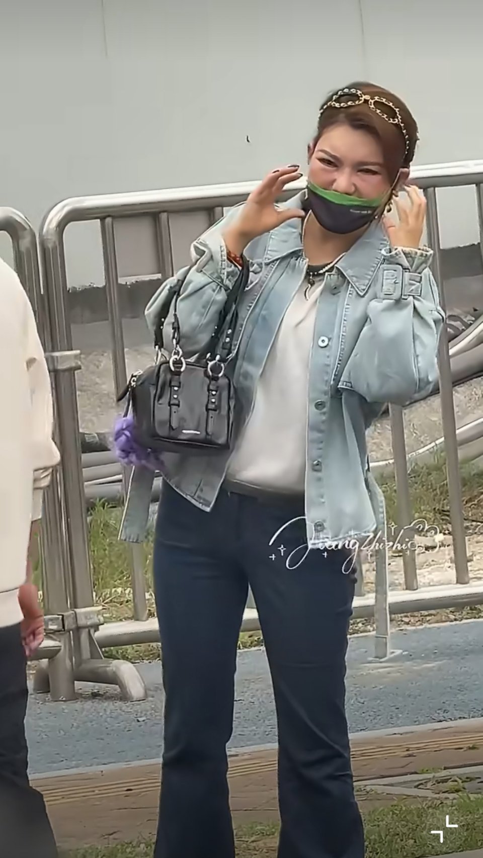 乌兰图雅饭撒骑马就算了还坠马 哈哈哈乌兰图雅饭撒太搞笑了，先是脸颊比苹果，突然又