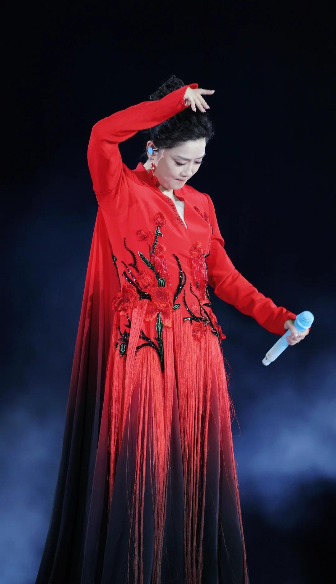 杨魏玲花你把红裙焊身上吧
也太惊艳了…
红玫瑰带点流苏，唱的时候抖动起来勾的人心