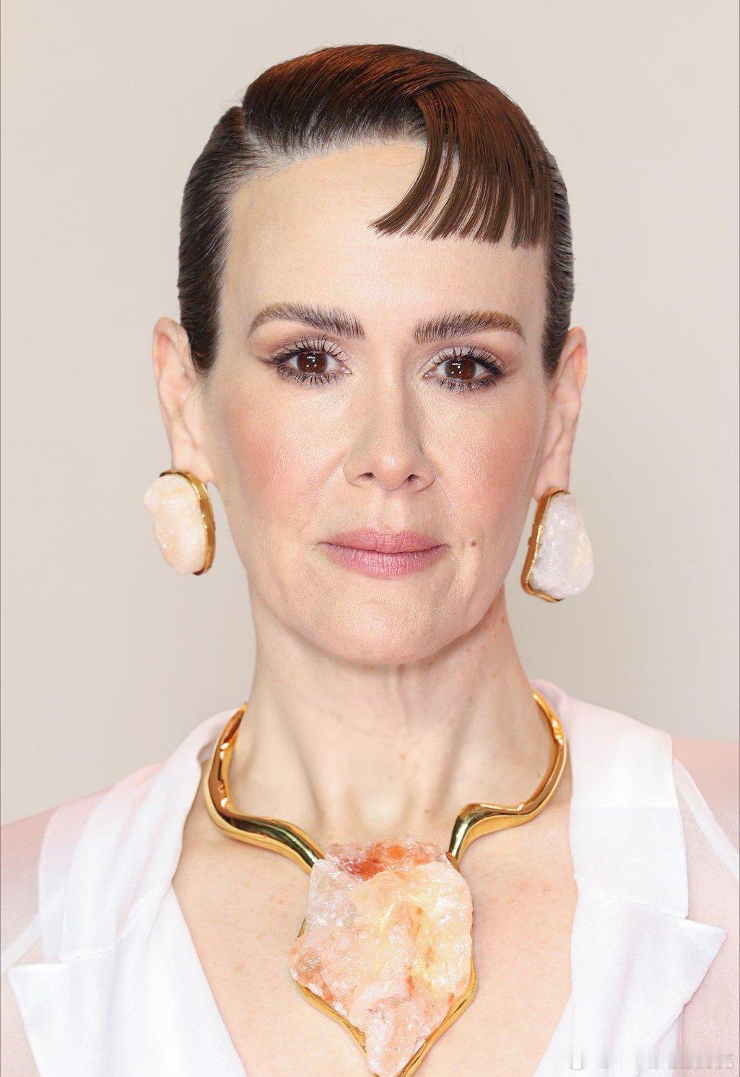 香蕉姐一身Schiaparelli Spring 2026 系列白色礼服搭配五指