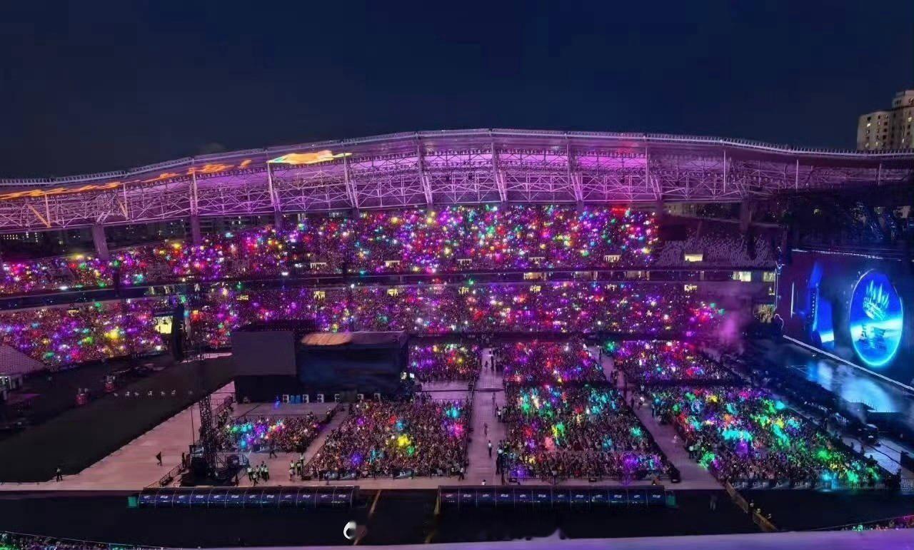 时代少年团上海演唱会时团演唱会 灯牌 马嘉祺紫海VS宋亚轩青海，你更pick谁？