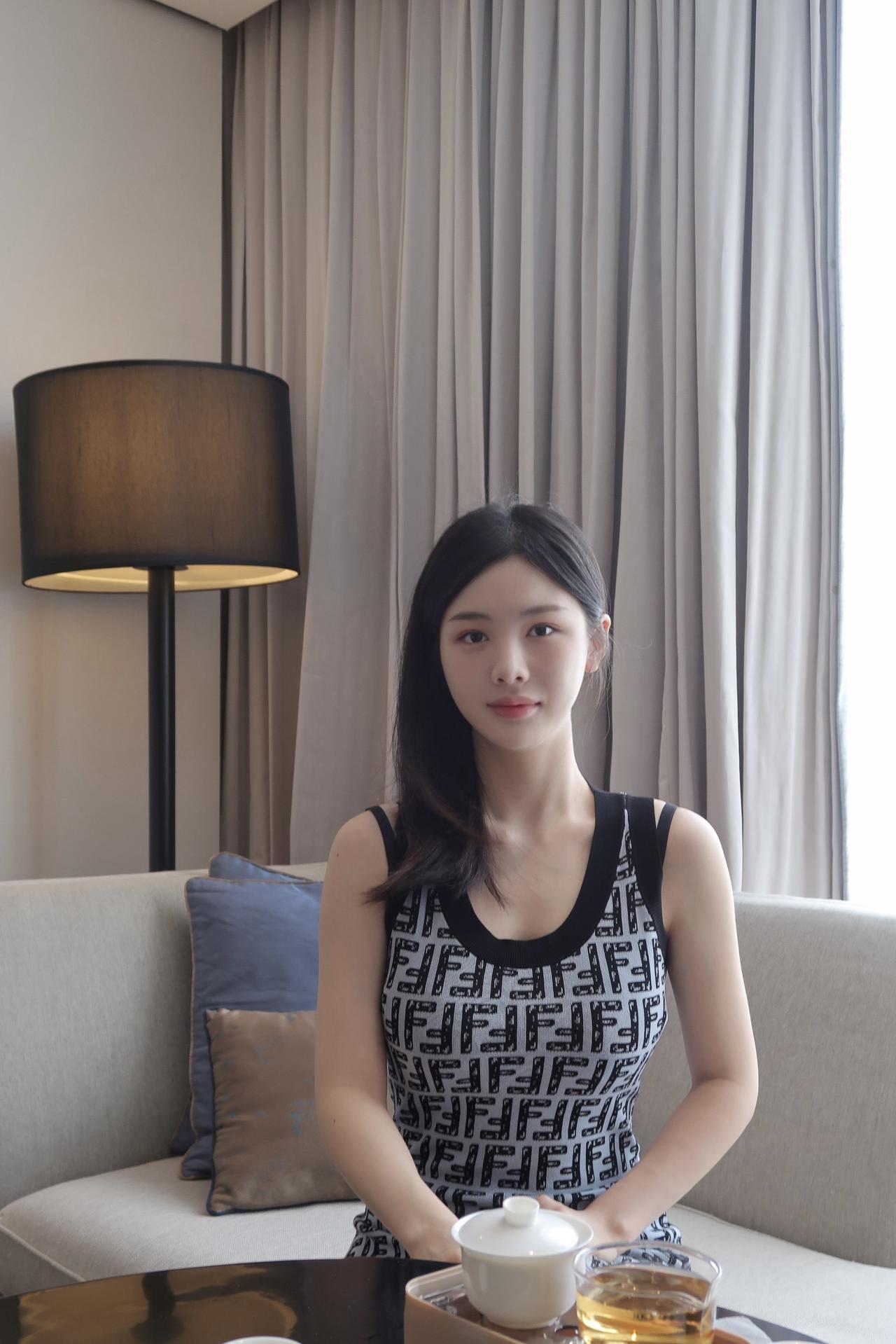 呆呆的我不好吗 为什么要找烧烧的
吊带 温柔风 姐姐