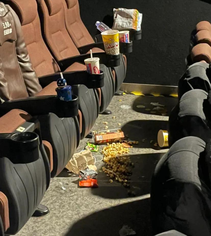 猛一看有点没礼貌，细一瞧还不如猛一看
这居然是一个三口之家看完电影留下的痕迹，入