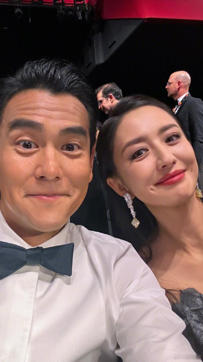 #彭于晏佟丽娅戛纳自拍# 电影《狗阵》的主演彭于晏和佟丽娅，他们在戛纳的自拍太养
