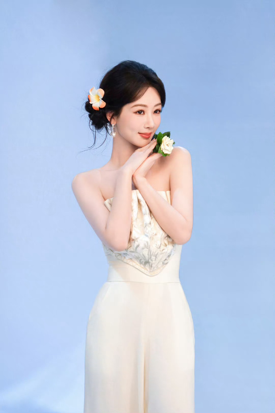 杨紫抹胸白裙撑伞杨紫初夏浪漫花絮图杨紫初夏浪漫花絮图！！抹胸白裙撑伞好美啊！ ​