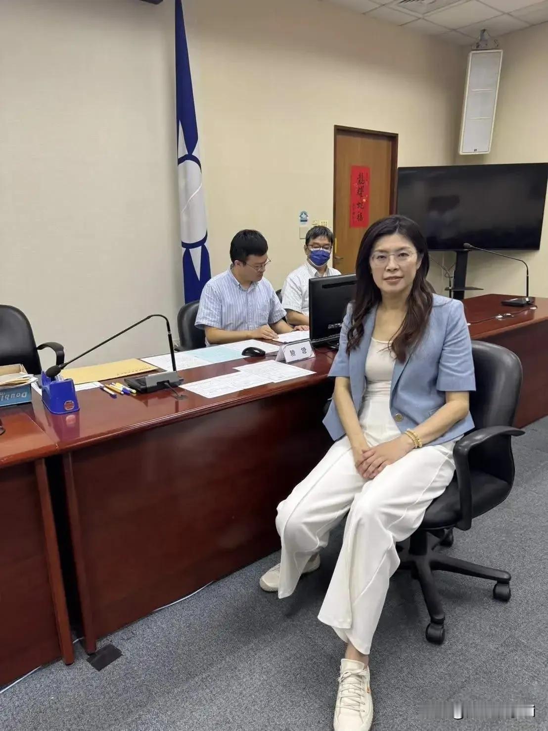 郑丽文说，两岸关系一旦正常，你就不需要这样子被美国icon勒索。也不用一天到晚买