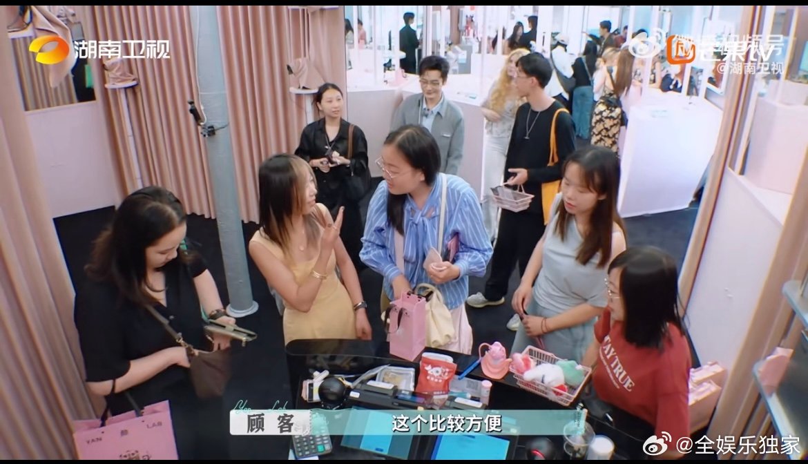尚雯婕遭遇收银焦虑巴黎合伙人名场面 尚雯婕盯着收银屏处理退税，手指在键盘上快速敲