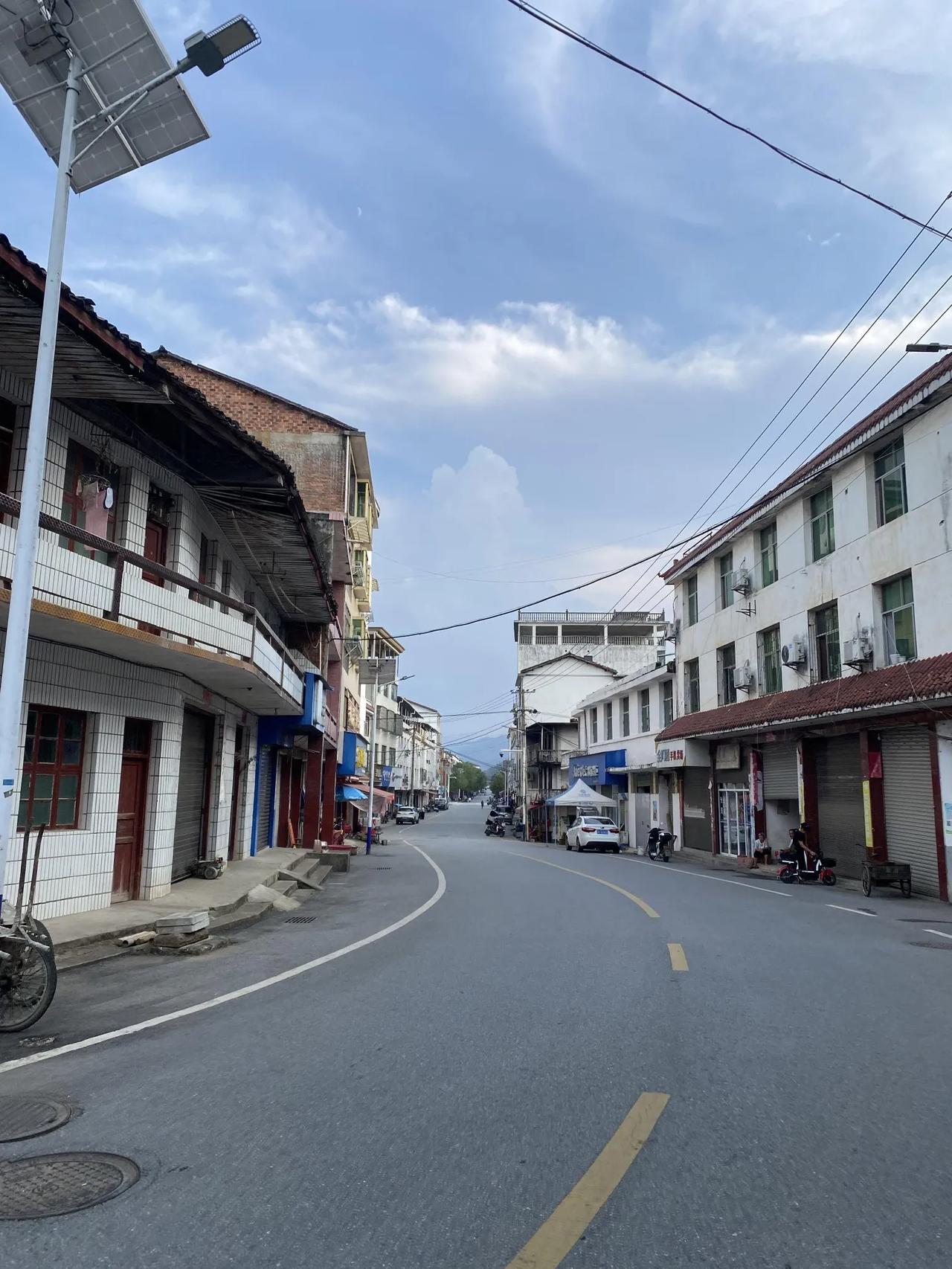 今天回到老家乡下，感觉底层劳动人民日子越
今天回到老家乡下，感觉底层劳动人民日子
