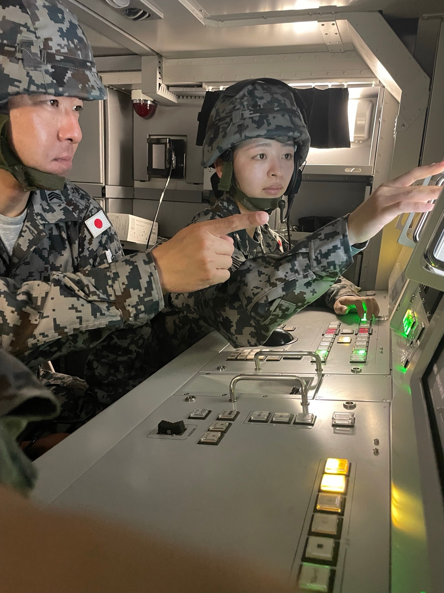 日本人发布的“肩并肩”海上演练照片 