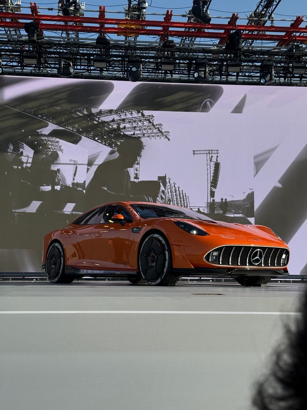 现场带来奔驰 AMG GT XX，现场看太炸裂了，我更喜欢车尾，有一种复古风味道