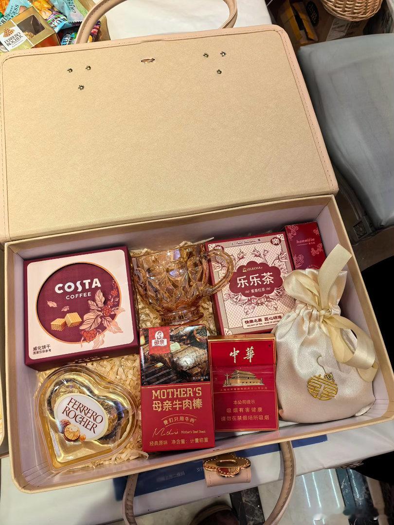 华子、咖啡、巧克力、茶包、牛肉棒全是提神货……现在年轻人结婚，真的拼，用伴手礼来
