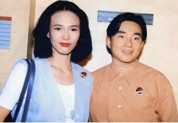2008年，郑裕玲向同居16年的男友吕方提出分手，要求他净身出户，吕方舍不得30