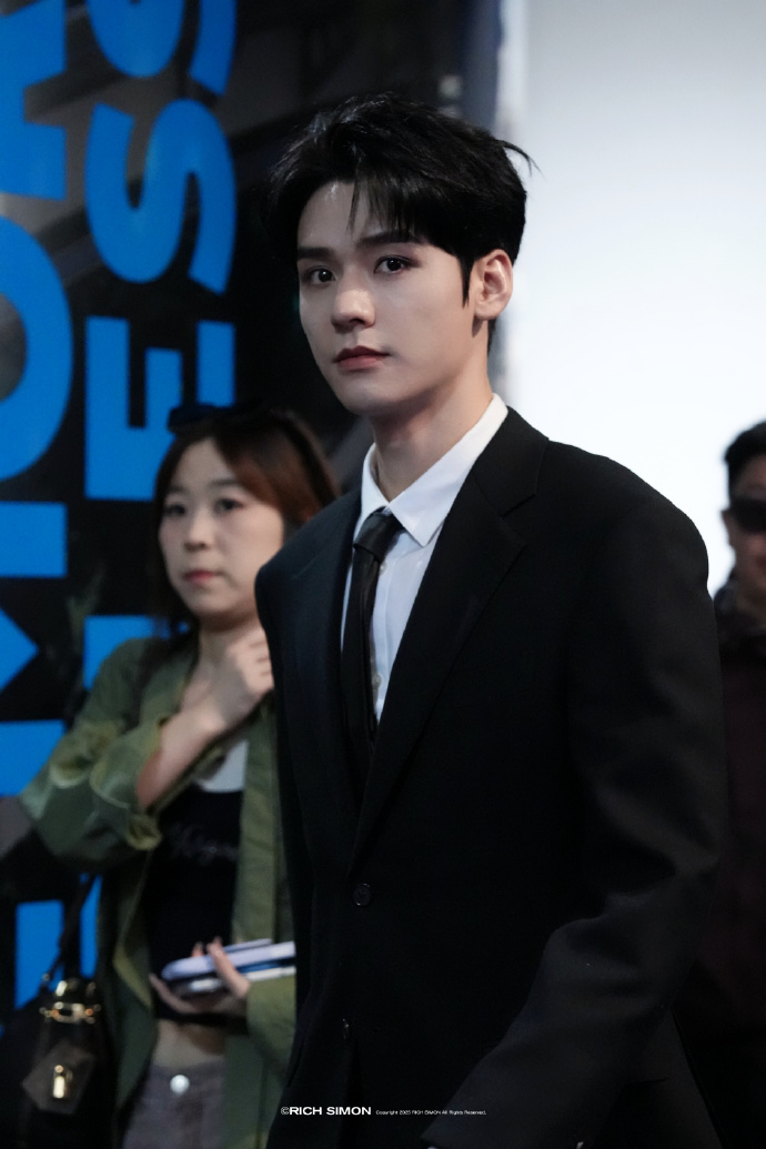 顶光战神龚俊穿西服出现了龚俊地球超新鲜2西装蛊感 顶光战神龚俊穿西服出现了，谁懂