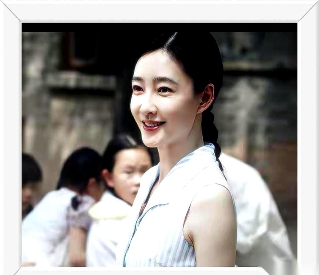 电视剧《主角》里，有个芭蕾首席叫小白鞋。
丈夫是指挥家，被下放到山沟里改造。她二