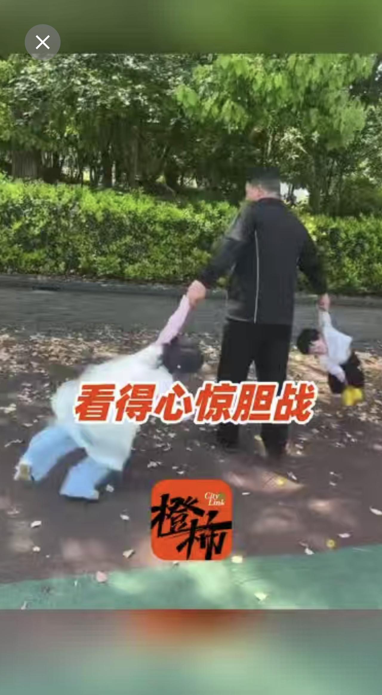男子拽着孩子胳膊疯狂转圈，路人看得心惊胆战：别拿孩子手臂当健身环！