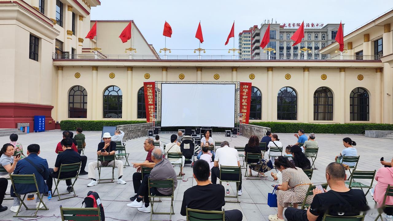 近日，太原工人文化宫推出红色主题公益露天电影展映活动。
      本次活动由市