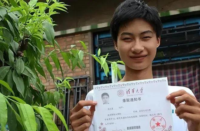 2017年，河北有一考生考了744分，清华校长亲自带着录取通知书上门拜访。没想到