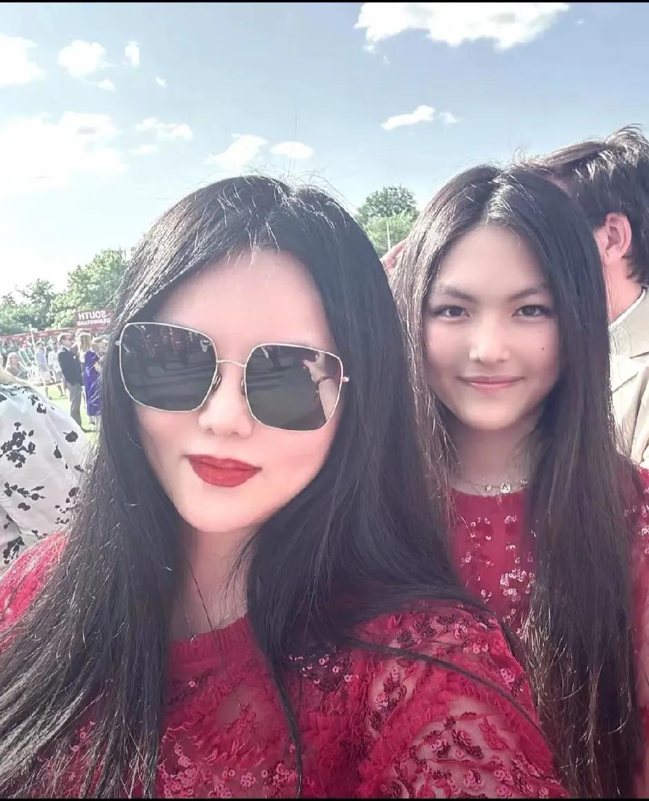 哈哈，你能一眼看出来谁是妈妈谁是女儿吗？

我猜大概是妈妈太爱女儿吧？总是要把才