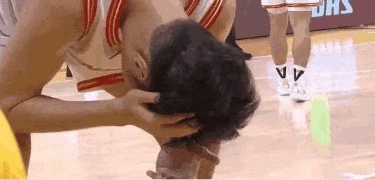 王浩然血都被打出来了…广厦男篮vs深圳男篮