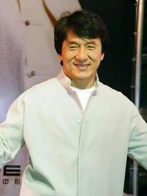 风华正茂笑面迎，国际巨星显威名。
