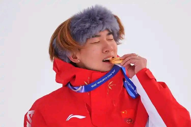 苏翊鸣生日夺金！中国首金背后，裁判打分公平吗？

0.28分险胜！ 就在刚刚，苏